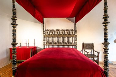 Sintra, Portekiz - Mar 04, 2024: Sintra Sarayı, Portekiz 'in Lizbon Bölgesi' ndeki Sintra kasabasında yer almaktadır. Portekiz 'deki en iyi korunmuş ortaçağ kraliyet konutudur..