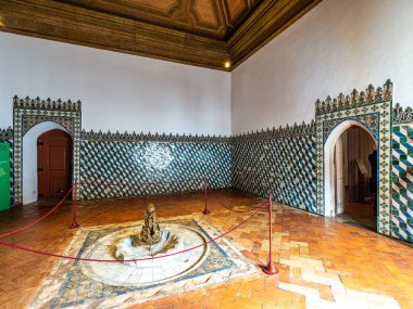 Sintra, Portekiz - Mar 04, 2024: Sintra Sarayı, Portekiz 'in Lizbon Bölgesi' ndeki Sintra kasabasında yer almaktadır. Portekiz 'deki en iyi korunmuş ortaçağ kraliyet konutudur..