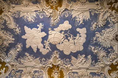 Sintra, Portekiz - Mar 04, 2024: Sintra Sarayı, Portekiz 'in Lizbon Bölgesi' ndeki Sintra kasabasında yer almaktadır. Portekiz 'deki en iyi korunmuş ortaçağ kraliyet konutudur..