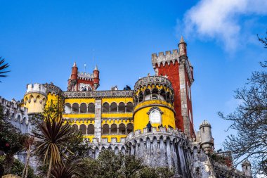 Sintra, Portekiz - Mar 04, 2024: The Süslü Park and National Palace of Pena, Sintra, Portekiz 'deki UNESCO Dünya Mirasları Alanı.