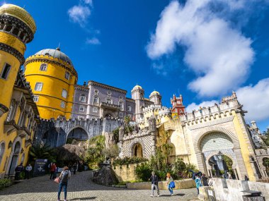 Sintra, Portekiz - Mar 04, 2024: The Süslü Park and National Palace of Pena, Sintra, Portekiz 'deki UNESCO Dünya Mirasları Alanı.