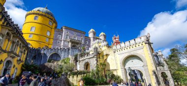 Sintra, Portekiz - Mar 04, 2024: The Süslü Park and National Palace of Pena, Sintra, Portekiz 'deki UNESCO Dünya Mirasları Alanı.