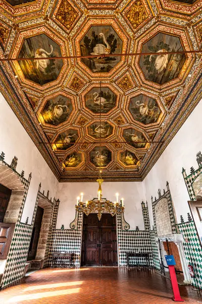 Sintra, Portekiz - Mar 04, 2024: Sintra Sarayı, Portekiz 'in Lizbon Bölgesi' ndeki Sintra kasabasında yer almaktadır. Portekiz 'deki en iyi korunmuş ortaçağ kraliyet konutudur..