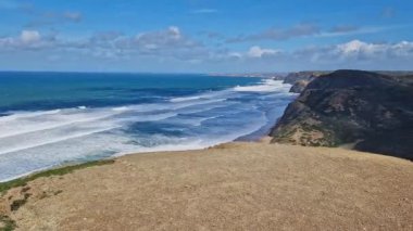 Praia da Cordoama plaj atlantik okyanusu Vila do Bispo, Sagres, Algarve, Portekiz Avrupa 'ya düşen kayalık kayalık kıyı dalgalarının manzarası