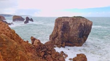 Okyanus manzarası ve mavi gökyüzü, Aljezur 'da Pontal da Carrapateira, Portekiz' de Algarve.