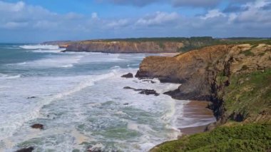 Praia De Ohexe Sahili, Portekiz Atlantik Okyanusu. Rota Vicentina 'yı gezdiriyorum. Balıkçı Patikası. Wild and Rugged Beaches 'ın kıyı şeridi. Uçurum Kenar Yollarını Dar