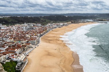 Nazare plaj rivierası, Praia da Nazare Portekiz, Avrupa 'da Nazare şehri manzaralı.
