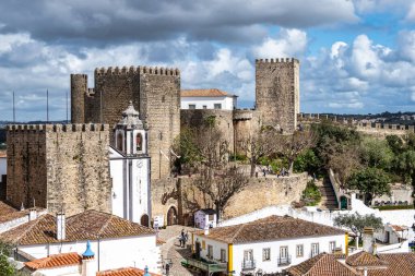Obidos Kalesi (Portekizce: Castelo de Obidos) Portekiz 'in batısında yer alan Obidos şehrinde yer alan bir ortaçağ sarayıdır.