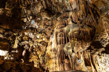 Mira de Aire Mağaraları, Grutas de Mira de Aire, Leiria, Portekiz. Porto de Mos, Leiria 'da kireçtaşı mağaraları var. Moinhos Velhos