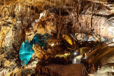 Mira de Aire Mağaraları, Grutas de Mira de Aire, Leiria, Portekiz. Porto de Mos, Leiria 'da kireçtaşı mağaraları var. Moinhos Velhos