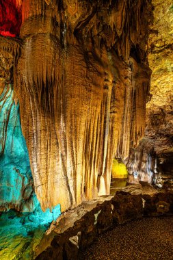 Mira de Aire Mağaraları, Grutas de Mira de Aire, Leiria, Portekiz. Porto de Mos, Leiria 'da kireçtaşı mağaraları var. Moinhos Velhos