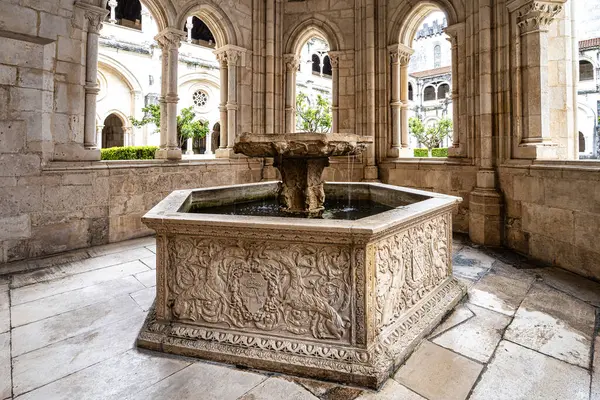 Alcobaca Manastırı 'nın yemek odası, Mosteiro de Santa Maria de Alcobaca, Portekiz. Rahiplerin birlikte yemek yediği büyük gotik bir oda, manastırın içinde..