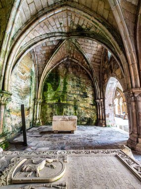 Eski Coimbra Katedrali 'nin Gotik Manastırı, Portekiz' deki Se Velha de Coimbra. Portekiz 'in en önemli Roma binalarından biridir ve Portekiz' in kuzeyindeki Coimbra şehrinin simgesidir..