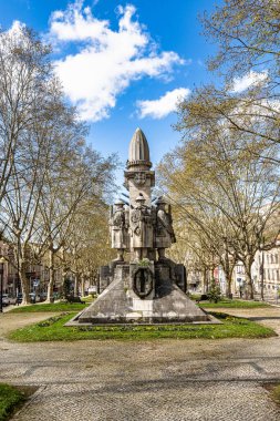 Portekiz 'in Coimbra kentinde I. Dünya Savaşı' nda ölen Portekizli askerlerin anıtı. Santa Cruz 'daki Jardim da Avenida Sa da Bandeira Anıtı, Coimbra, Portekiz.