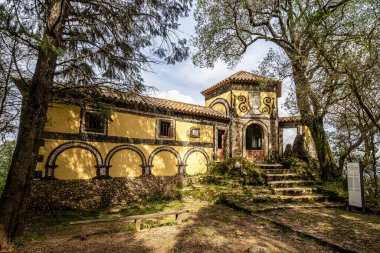 Çarmıha giden yoldaki süvari şapeli, çarmıha gerilmiş eski Bussaco ormanlarında, Luso 'da, Mealhada' da, Portekiz 'de Aveiro' da..