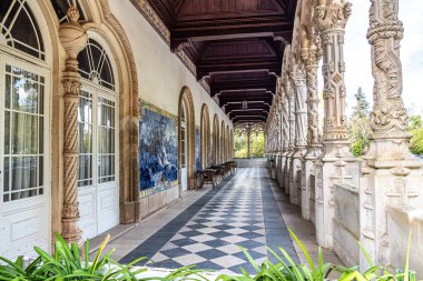 Bussaco Palace Oteli, Luso, Portekiz 'deki Bussaco Ulusal Ormanı' nda. XIX yüzyılda inşa edilmiş ve şimdi Manuelino olarak bilinen tipik geç dönem Gotik mimari tarzına sahip bir otel.