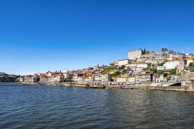 Portekiz 'in eski Porto kasabasının renkli manzarası. Oporto, turistik Akdeniz kültür, mimari, şarap, spor ve gastronomi şehri.