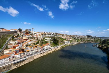 Portekiz 'in eski Porto kasabasının renkli manzarası. Oporto, turistik Akdeniz kültür, mimari, şarap, spor ve gastronomi şehri.