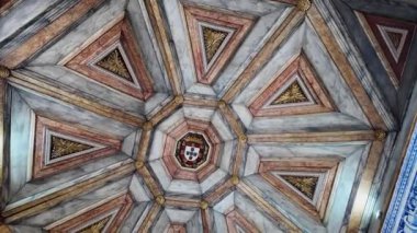 Nossa de Nossa Senhora da Nazare 'nin ünlü Santuario de Nossa' sında iç mekan ve görkemli azulejo fayansları, leydimizin mabedi. Portekiz 'de Naziler