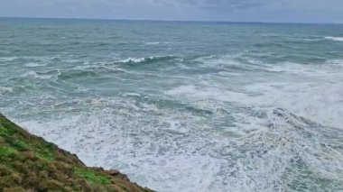 Praia do Norte 'deki deniz fenerinin yanında büyük dalgalar, Portekiz' deki Nazare