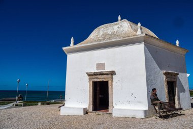 Ericeira, Portekiz - Mar 05, 2024: Ericeira, Portekiz 'deki alışılmadık Aziz Sebastian Şapeli Sao Sebastiao. Atlantik Okyanusu 'na bakan, popüler bir sörf merkezi olan kasabanın sembolü.