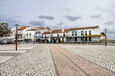 Nazare, Portekiz - Mar 08, 2024: Orta Portekiz, Avrupa 'daki tepedeki Nazare Sitio' nun merkezi meydanı. Nazare Atlantik kıyısındaki en popüler sahil beldesidir.