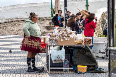 Nazare, Portekiz - Mar 08, 2024: Orta Portekiz, Avrupa 'daki tepedeki Nazare Sitio' nun merkezi meydanı. Nazare Atlantik kıyısındaki en popüler sahil beldesidir.