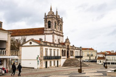 Nazare, Portekiz - 08 Mart 2024: Ünlü Santuario de Nossa Senhora da Nazare, leydimizin mabedi. Nazare kasabası Portekiz