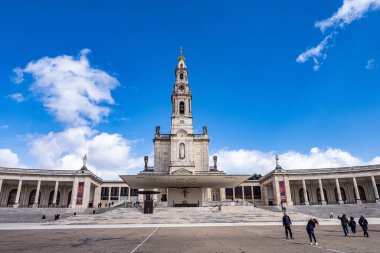 Fatima, Portekiz - 10 Mart 2024: Fatima, Portekiz Sığınağı. Meryem Ana 'nın Bazilikası. Katolikler için en önemli Marian tapınaklarından ve kutsal mekânlardan biri.