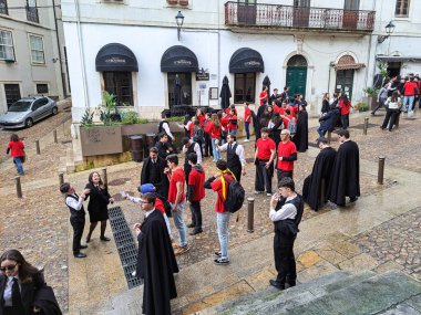 Coimbra, Portekiz - 14 Aralık 2024: The Praxe at Coimbra, Portekiz. Üniversite birinci sınıfların gaziler tarafından kabul töreni. İstismar ve aşağılanmanın yaygın olduğu tartışmalı bir uygulama.