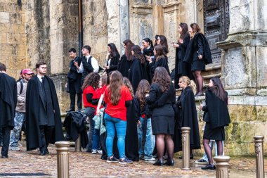 Coimbra, Portekiz - 14 Aralık 2024: The Praxe at Coimbra, Portekiz. Üniversite birinci sınıfların gaziler tarafından kabul töreni. İstismar ve aşağılanmanın yaygın olduğu tartışmalı bir uygulama.