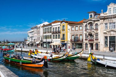 Aveiro, Portekiz - 18 Aralık 2024: Portekiz, Aveiro kanalında geleneksel tekneler. Aveiro 'da renkli Moliceiro tekne gezileri turistler arasında, büyüleyici kanalların keyfini çıkarmak için popülerdir..