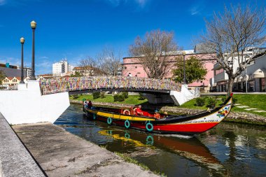 Aveiro, Portekiz - 18 Aralık 2024: Portekiz, Aveiro kanalında geleneksel tekneler. Aveiro 'da renkli Moliceiro tekne gezileri turistler arasında, büyüleyici kanalların keyfini çıkarmak için popülerdir..