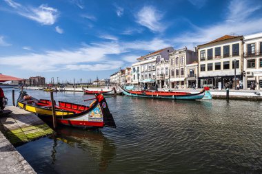 Aveiro, Portekiz - 18 Aralık 2024: Portekiz, Aveiro kanalında geleneksel tekneler. Aveiro 'da renkli Moliceiro tekne gezileri turistler arasında, büyüleyici kanalların keyfini çıkarmak için popülerdir..