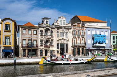 Aveiro, Portekiz - 18 Aralık 2024: Portekiz, Aveiro kanalında geleneksel tekneler. Aveiro 'da renkli Moliceiro tekne gezileri turistler arasında, büyüleyici kanalların keyfini çıkarmak için popülerdir..