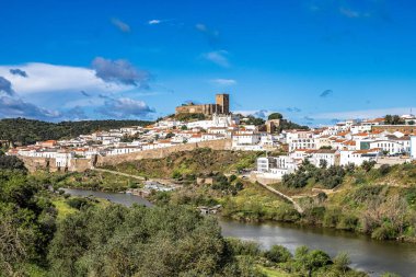 Guadiana nehri ve Mertola köyü manzarası. Portekiz 'in Alentejo Bölgesi