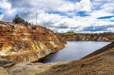 Terk edilmiş benim Minas de Sao Domingos köyü Alentejo Portekiz otellerini göster.