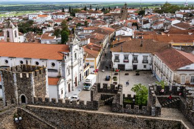 Beja, Portekiz 'deki Büyük Aziz James Katedrali. 1590 'da inşa edilmiş, Beja Kalesi' nin eski kasaba meydanı manzarasında.,
