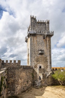 Beja, Portekiz 'deki Büyük Aziz James Katedrali. 1590 'da inşa edilmiş, Beja Kalesi' nin eski kasaba meydanı manzarasında.,