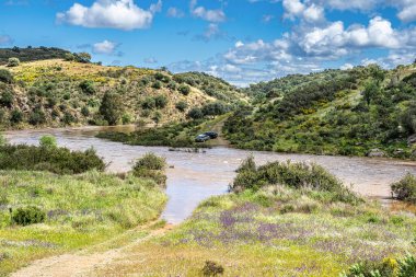 Portekiz, Avrupa 'daki Algarve bölgesinde bulunan Gioes yakınlarındaki Vascao nehri boyunca yürüyüş yapmak.