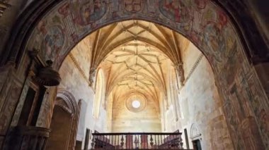 Charola of the Christ Manastırı 'nın iç manzarası, muhteşem Tapınak Şövalyeleri mimarisi, yuvarlak kilise sunağı, tablolar ve çok tuhaf süsler, Tomar Portekiz