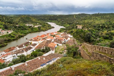 Guadiana nehri ve Mertola köyü manzarası. Portekiz 'in Alentejo Bölgesi