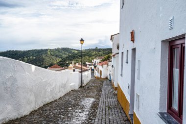 Beyaz evleri ve dar sokaklarıyla Mertola köyü manzarası. Portekiz 'in Alentejo Bölgesi
