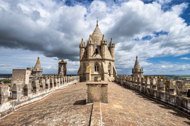 Gotik kubbe ve Evora 'daki Nossa Senhora da Assuncao Katedrali' nin çatıları. Unesco 'dan Dünya Mirası Şehri. Alentejo Bölgesi, Portekiz.