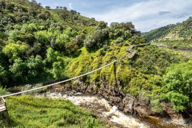 Portekiz 'de Amieira do Tejo' daki Barca da Amieira geçidinde yaya köprüsünün askıya alınması.