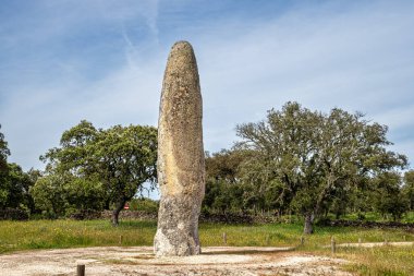 Portekiz, Castelo de Vide 'daki Meada' lı Menhir 'in Ayakta Duran Taşı. İber Yarımadası 'nın en büyüğü. Tarih öncesinden gizemli bir anıt, penisi şekilli ve doğurganlığı temsil ediyor..