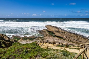 Portekiz, Lizbon yakınlarındaki Ericeira köyündeki Praia da Empa Plajı manzarası