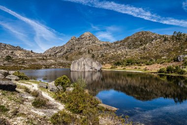 Portekiz 'deki Peneda Geres ulusal parkındaki Penameda Tepesi' nin tepesinde güzel bir göl. Pantano da Peneda