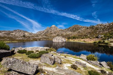 Portekiz 'deki Peneda Geres ulusal parkındaki Penameda Tepesi' nin tepesinde güzel bir göl. Pantano da Peneda
