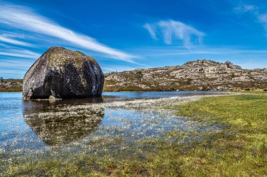 Portekiz 'deki Peneda Geres ulusal parkındaki Penameda Tepesi' nin tepesinde güzel bir göl. Pantano da Peneda